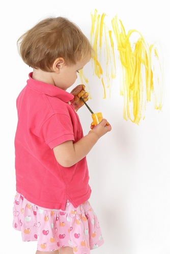 Dziecięce rysunki kredkami, zacieki i trudne plamy na ścianie - jak je skutecznie zamalować?